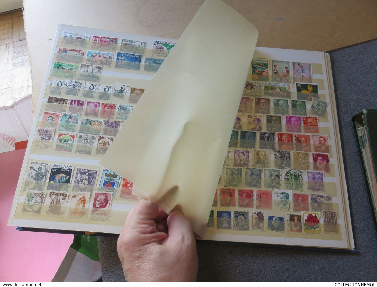 VRAC de timbres du monde ,, des jours de tri ,STRICTEMENT IMPOSSIBLE DE TOUT PHOTOGRAPHIER