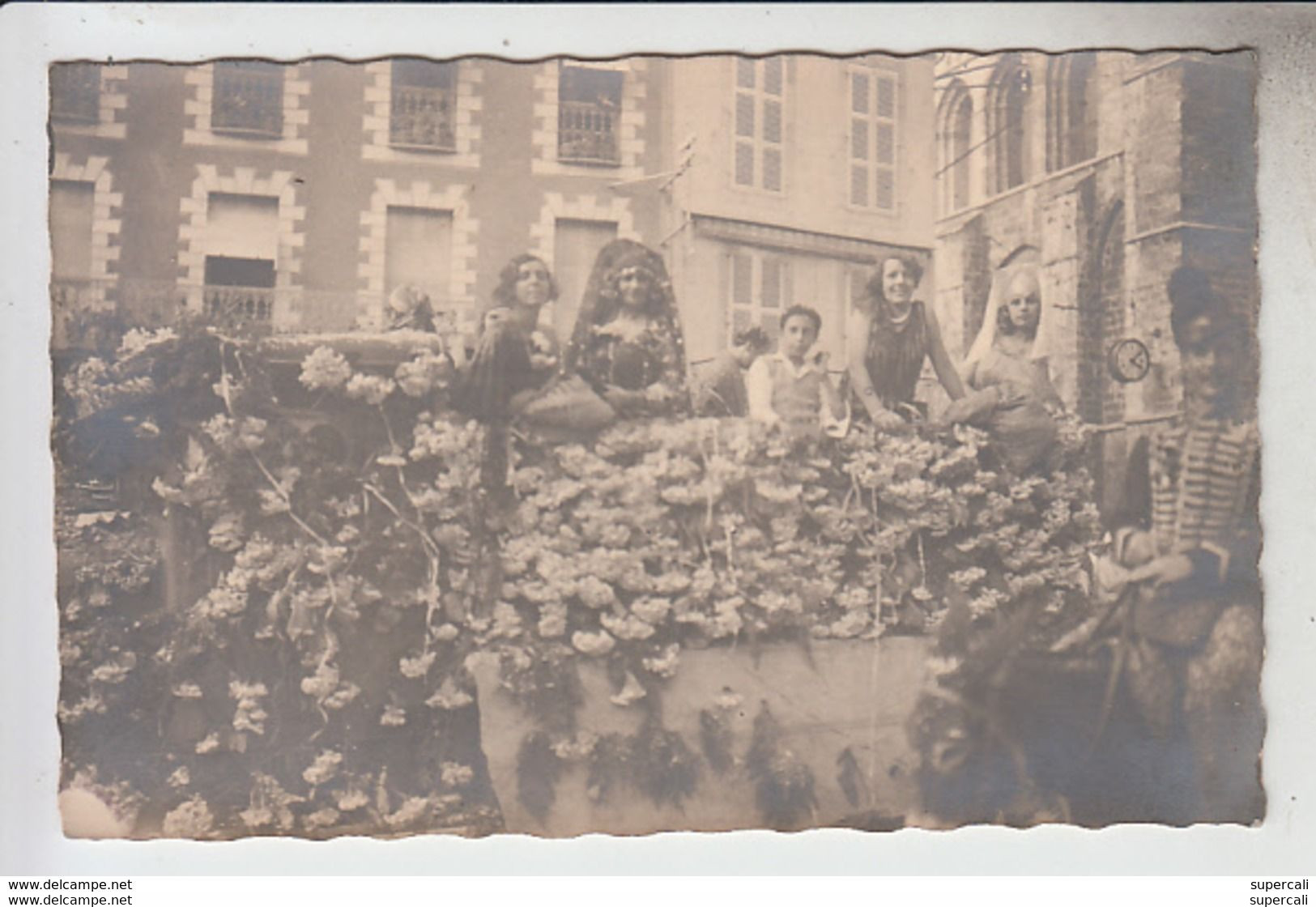 RT32.180 CARTE -PHOTO  .  CHAR FLEURI  DE CARNAVAL  DEVANT EGLISE - Carnaval