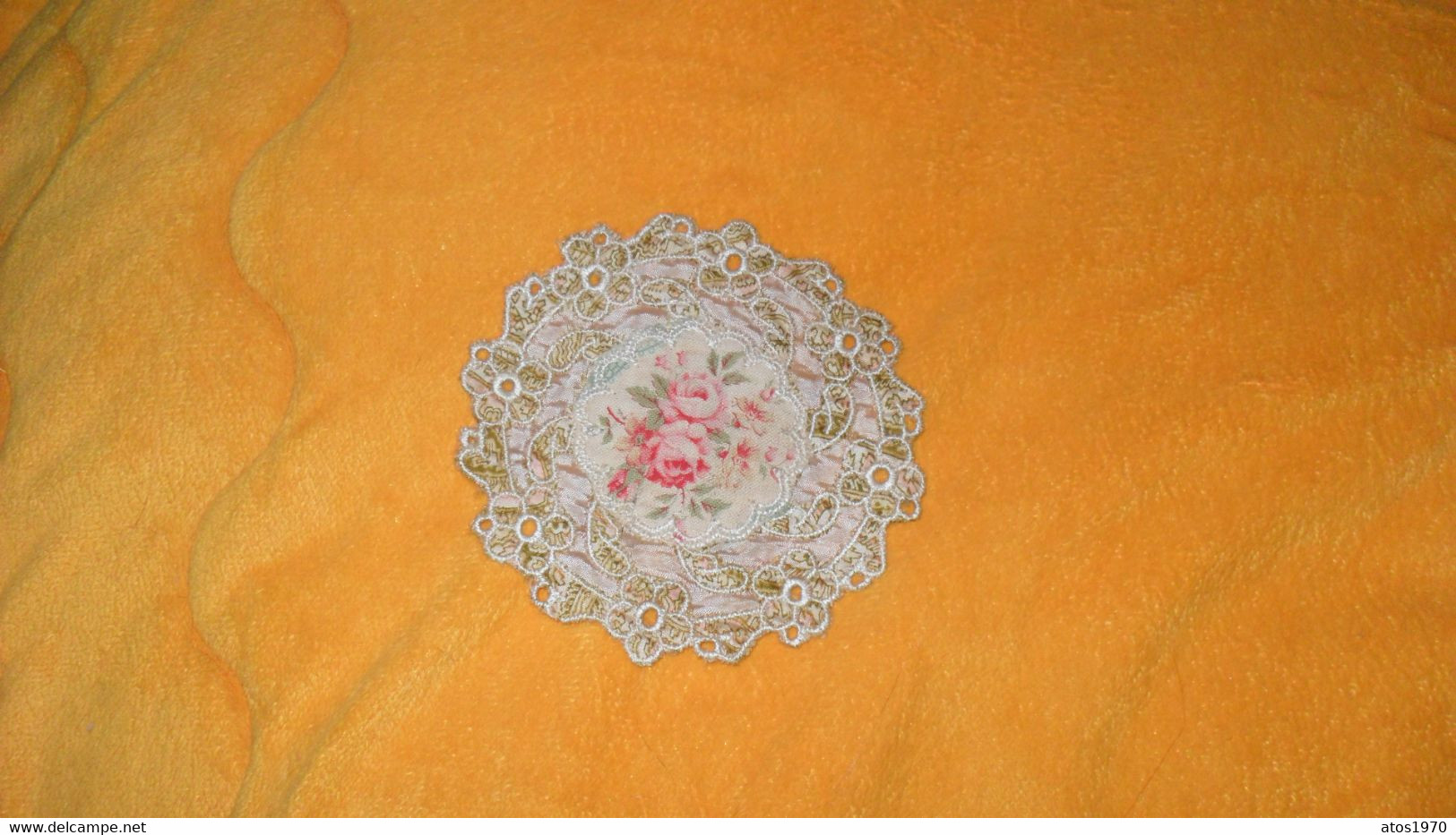 NAPPERON BRODE ANCIEN DATE ?.../ FLEURS ROSES..DIAMETRE 10,5 CM.. - Napperons