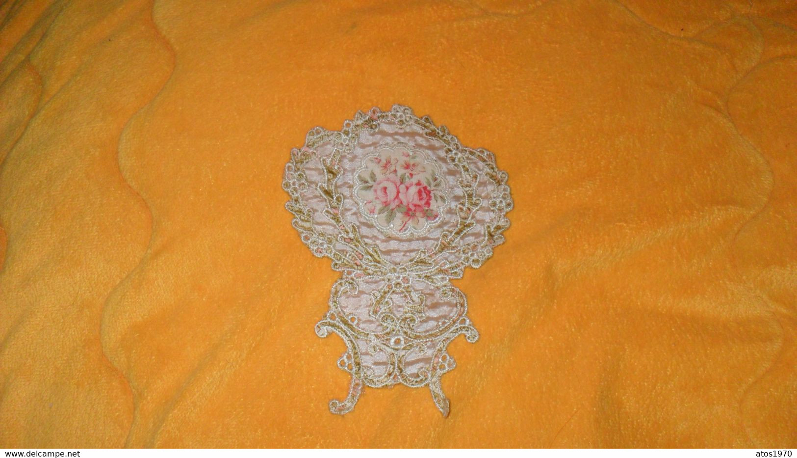 NAPPERON BRODE ANCIEN DATE ?.../ FLEURS ROSES..DIAMETRE 11,5 CM X 14,5 CM - Centrini