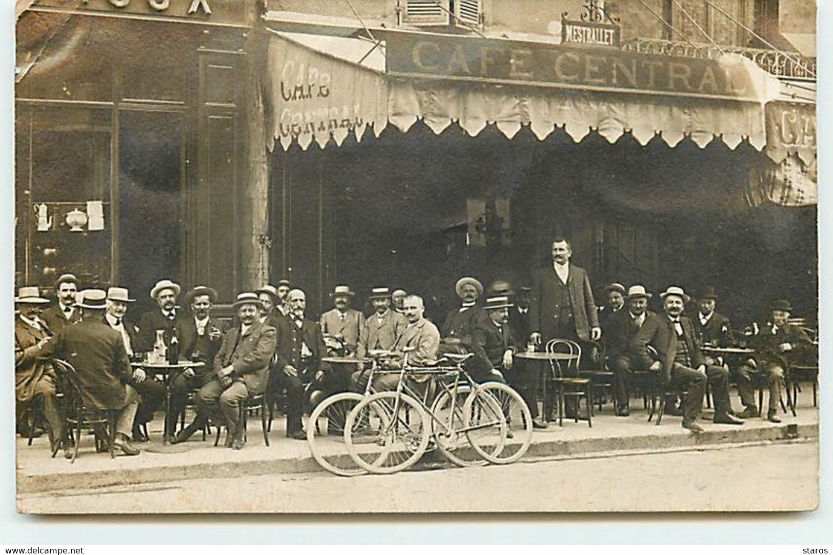 Carte Photo - Hommes à La Terrasse Du Café Central Mestrallet - Cafés