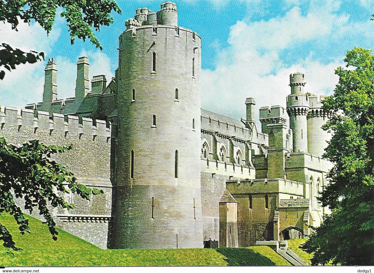 ARUNDEL CASTLE, ARUNDEL, SUSSEX, ENGLAND. UNUSED POSTCARD  Qq9 - Arundel