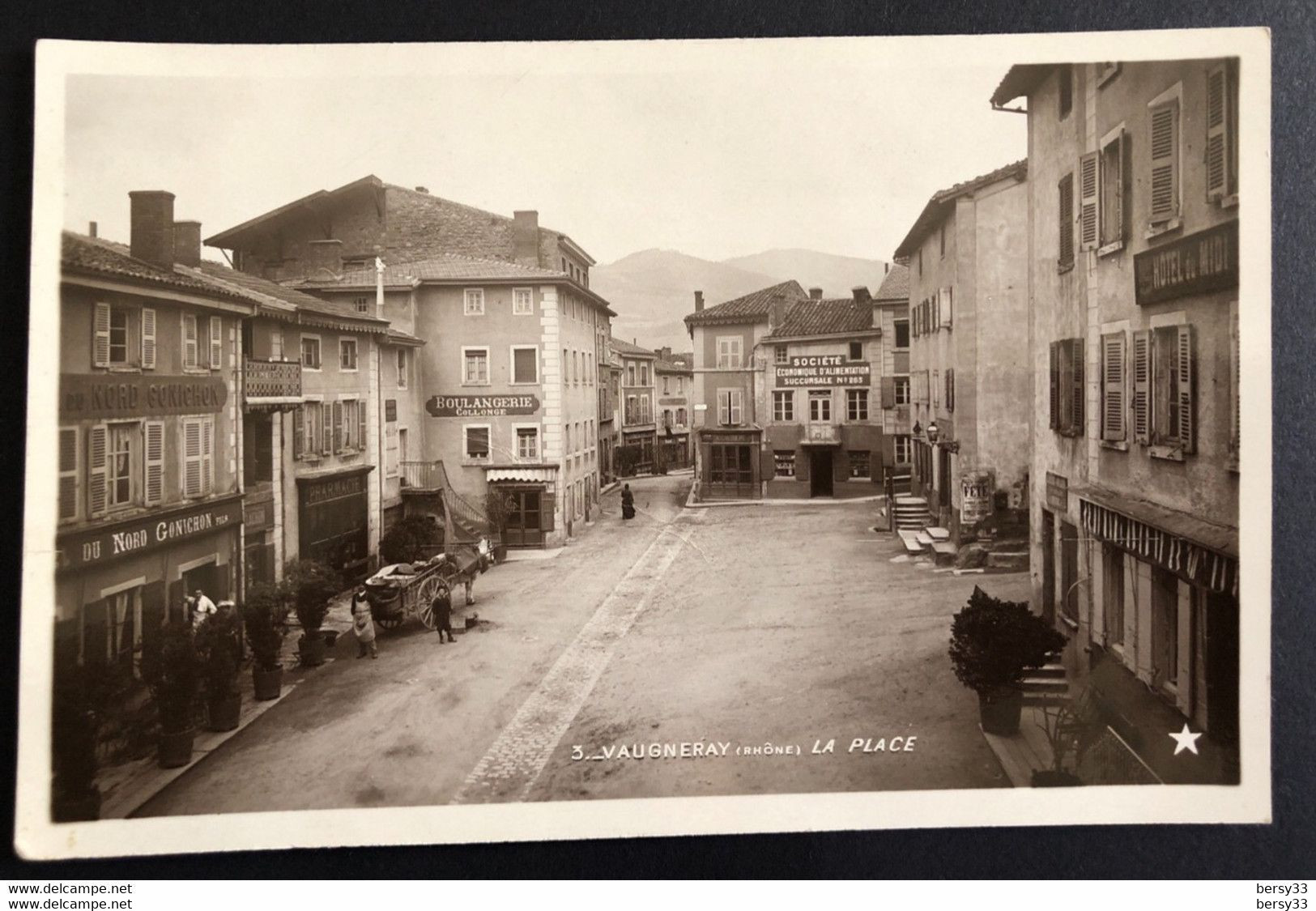 VAUGNERAY - LA PLACE - Hôtel Du Nord GONICHON, Boulangerie COLLONGE, Pharmacie, Hôtel Du Midi, Sté Économique D’Aliment - Sonstige & Ohne Zuordnung