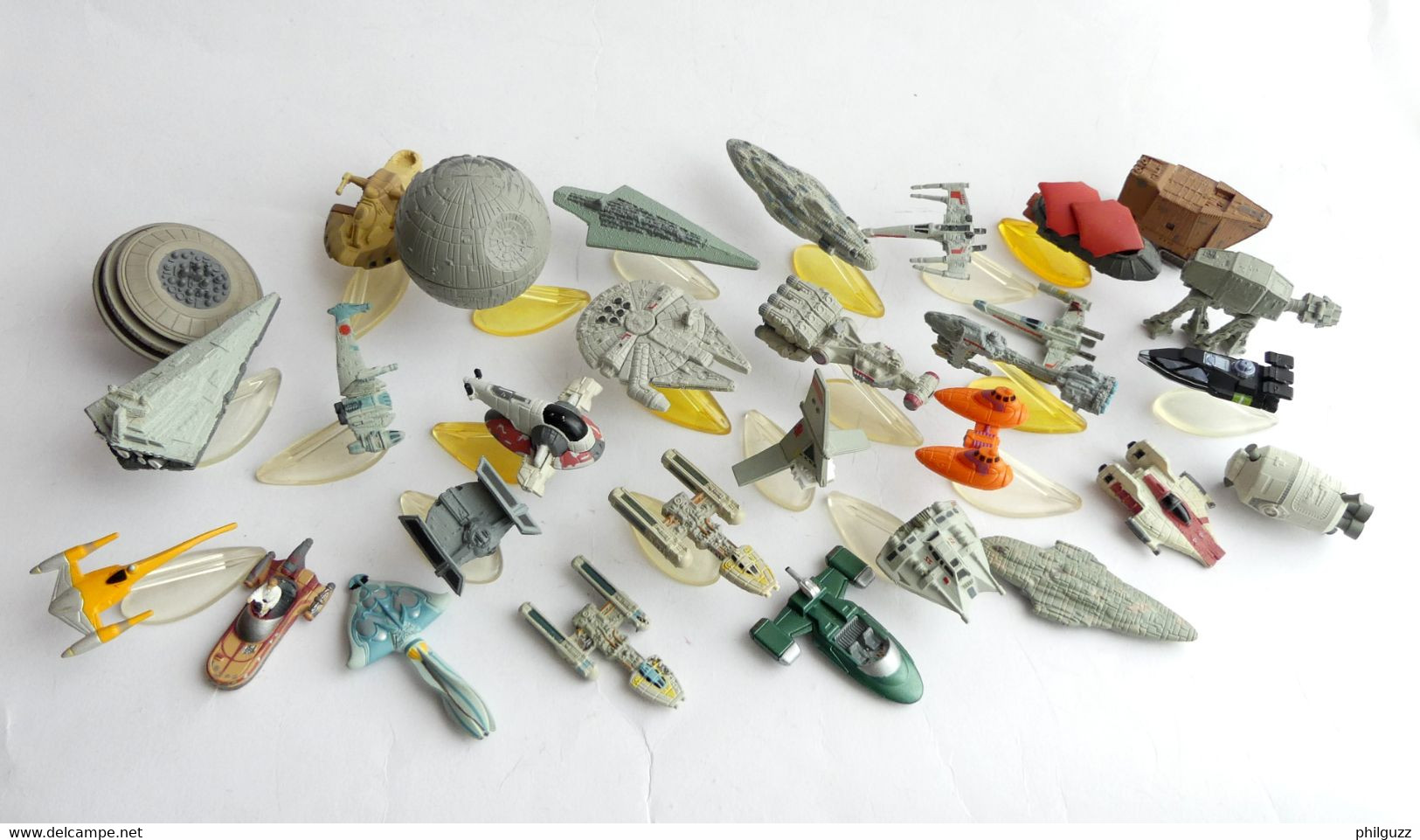 LOT 29 FIGURINES MICRO MACHINES MINI VAISSEAUX STAR WARS DIFFERENTS ACTION FLEET AVEC 19 SOCLES - Figurine - Autres & Non Classés