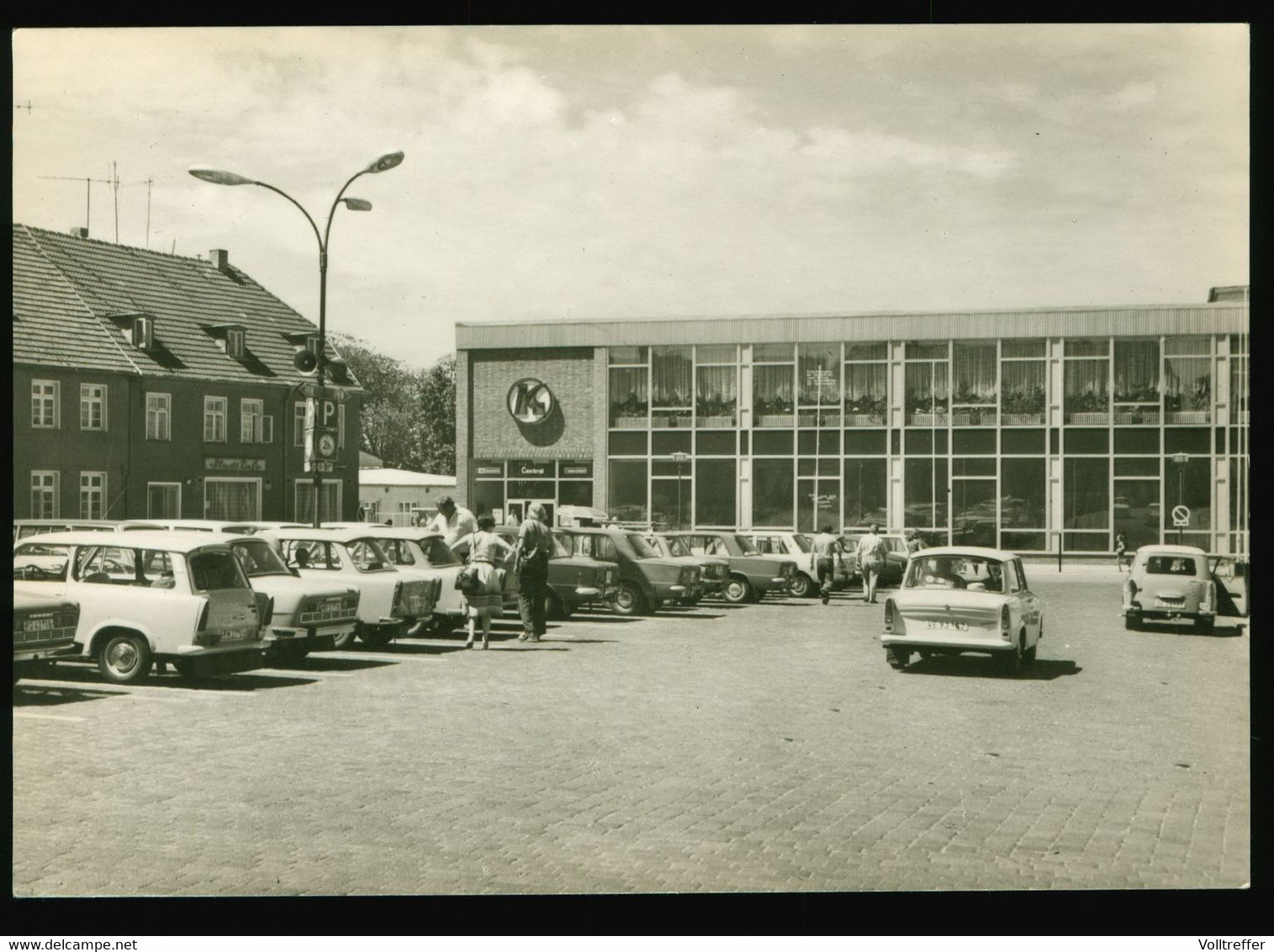 DDR Foto AK 1978 Röbel Müritz, Platz Der Republik, Konsum Kaufhaus, Viele DDR Oldtimer Wie Trabant, Lada - Röbel