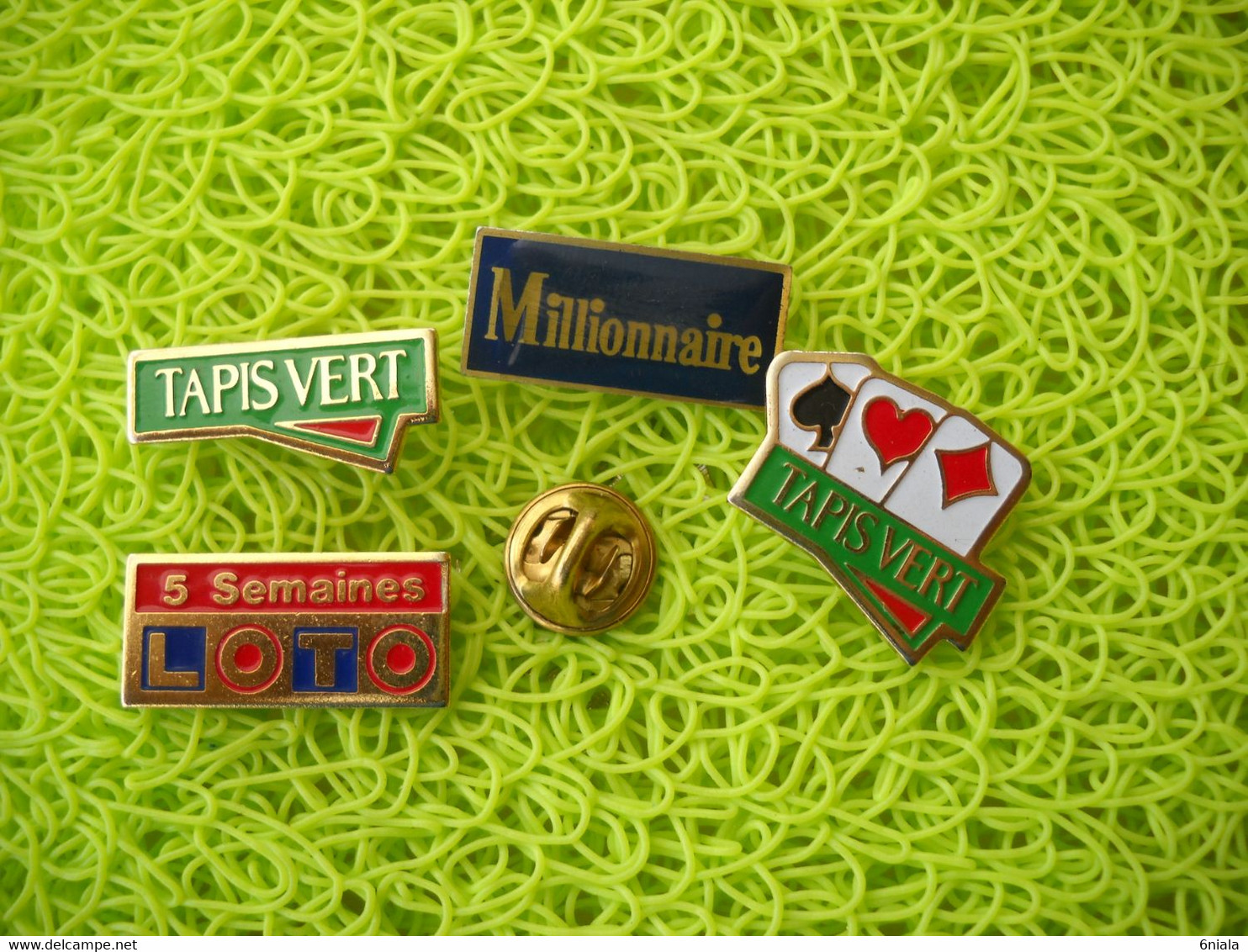 2046  Lot De 4  PINS  Pin's JEUX Millionnaire  Tapis Vert  Jeu De Carte LOTO 5 Semaines, Tapis Vert - Jeux