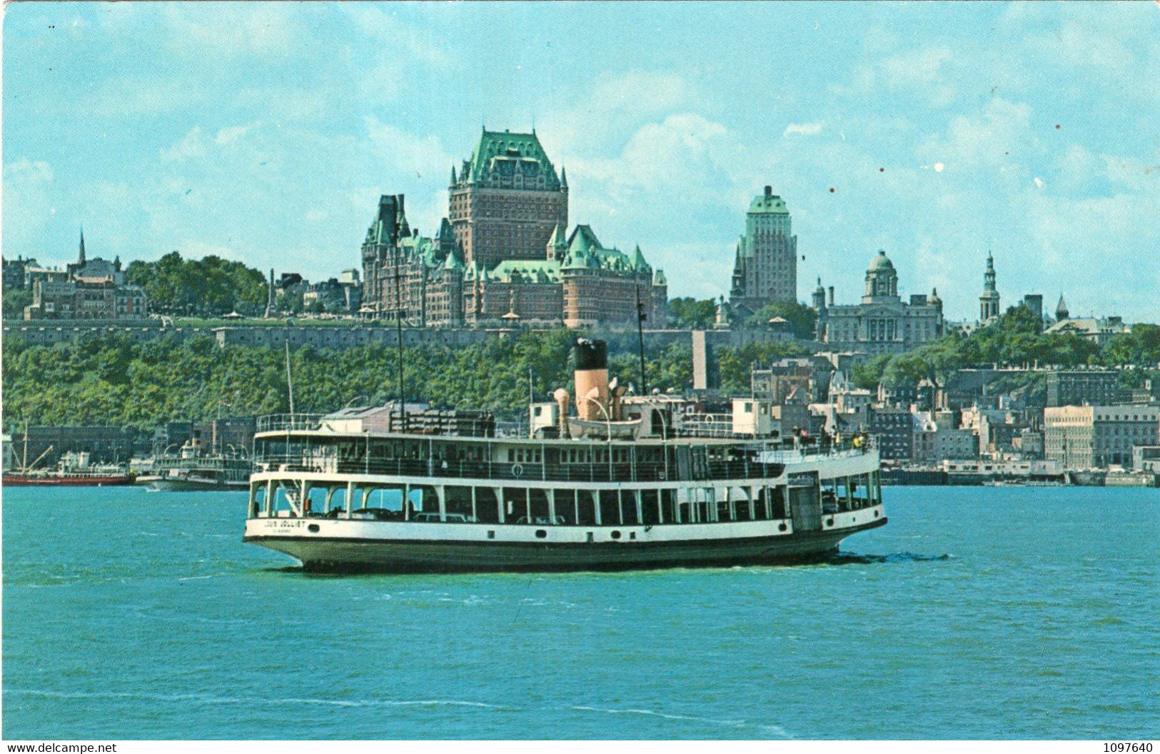 Un Bateau Passeur Sur Le Saint-Laurent Entre Québec Et Lévis. Hôtel Chateau-Frontenac à L'arrière-plan - Levis