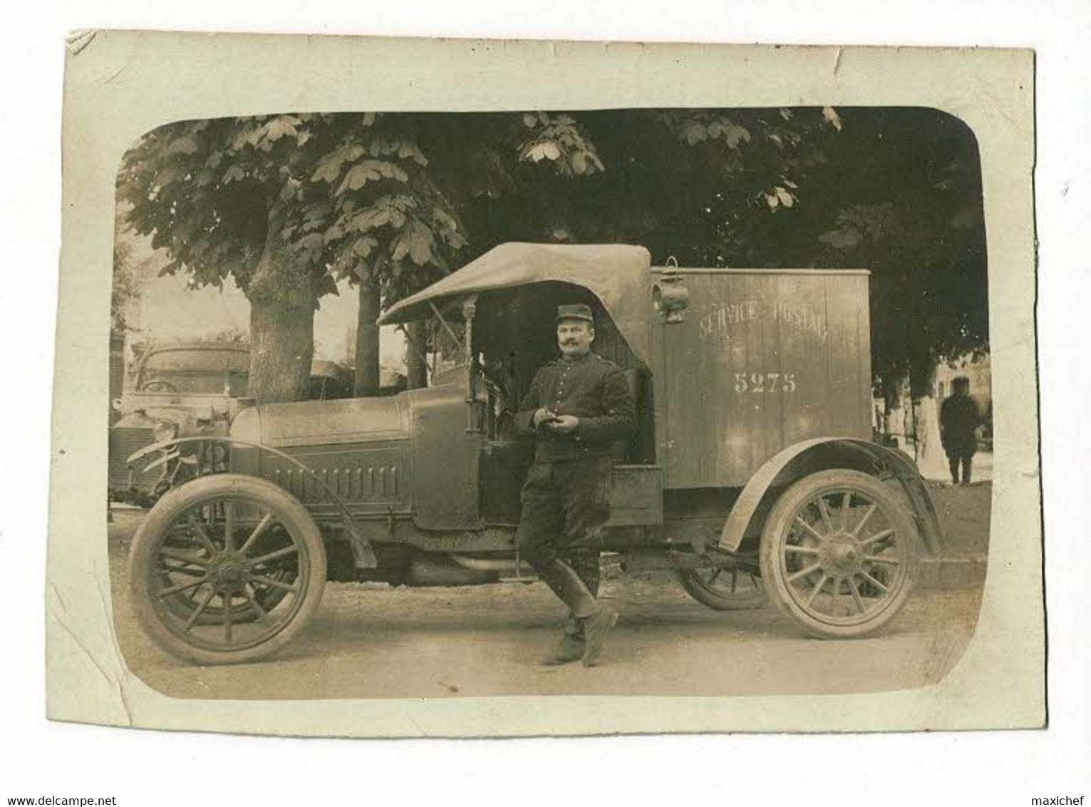 Carte Photo - Militaire Bourrant Sa Pipe Devant Peugeot Type 143 "Service Postal 5275 à Crépy - Circ 1915, Bords Coupés - Guerre 1914-18