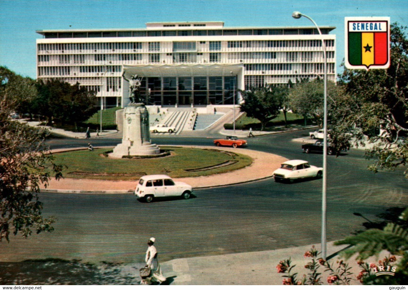 CPM - DAKAR - L'Assemblée Nationale ... (voitures Citroën DS) - Senegal