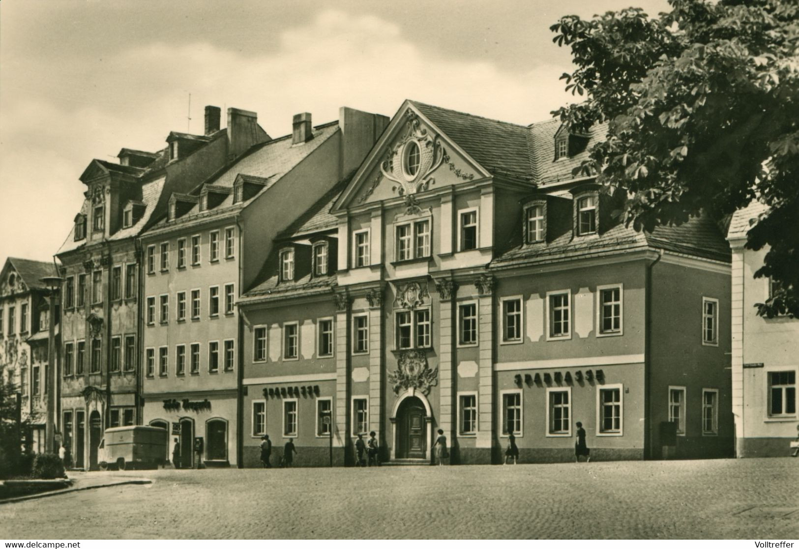 DDR Foto AK Schneeberg Im Erzgebirge, Ernst-Schneller-Platz Mit Fotogeschäft Und Sparkasse - Schneeberg