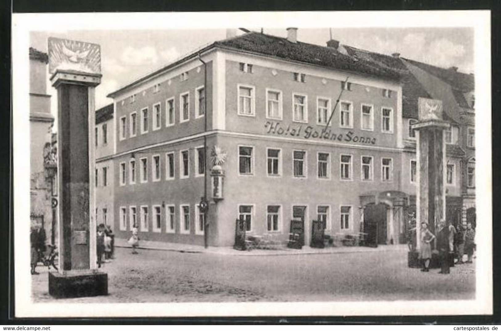 AK Bischofswerda / Sachsen, Hotel Goldne Sonne Vor Friedenstauben-Stelen - Bischofswerda