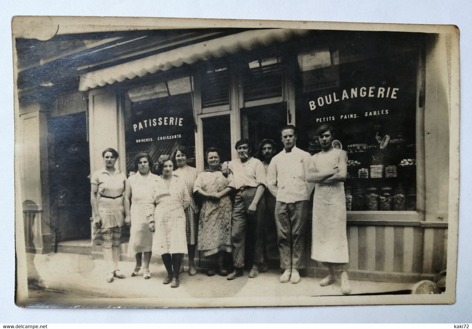 PATISSERIE BOULANGERIE Avec Personnel Devant La Devanture (à Identifier) - Photos