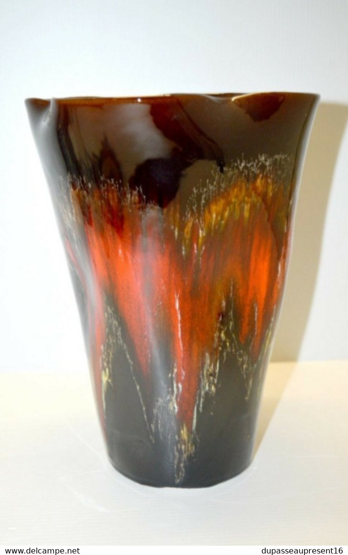 VASE VALLAURIS FORME LIBRE VINTAGE COULEUR FLAMMEE ORANGE ROUGE DOMINANTE MARRON Collection Déco Vitrine - Vallauris (FRA)