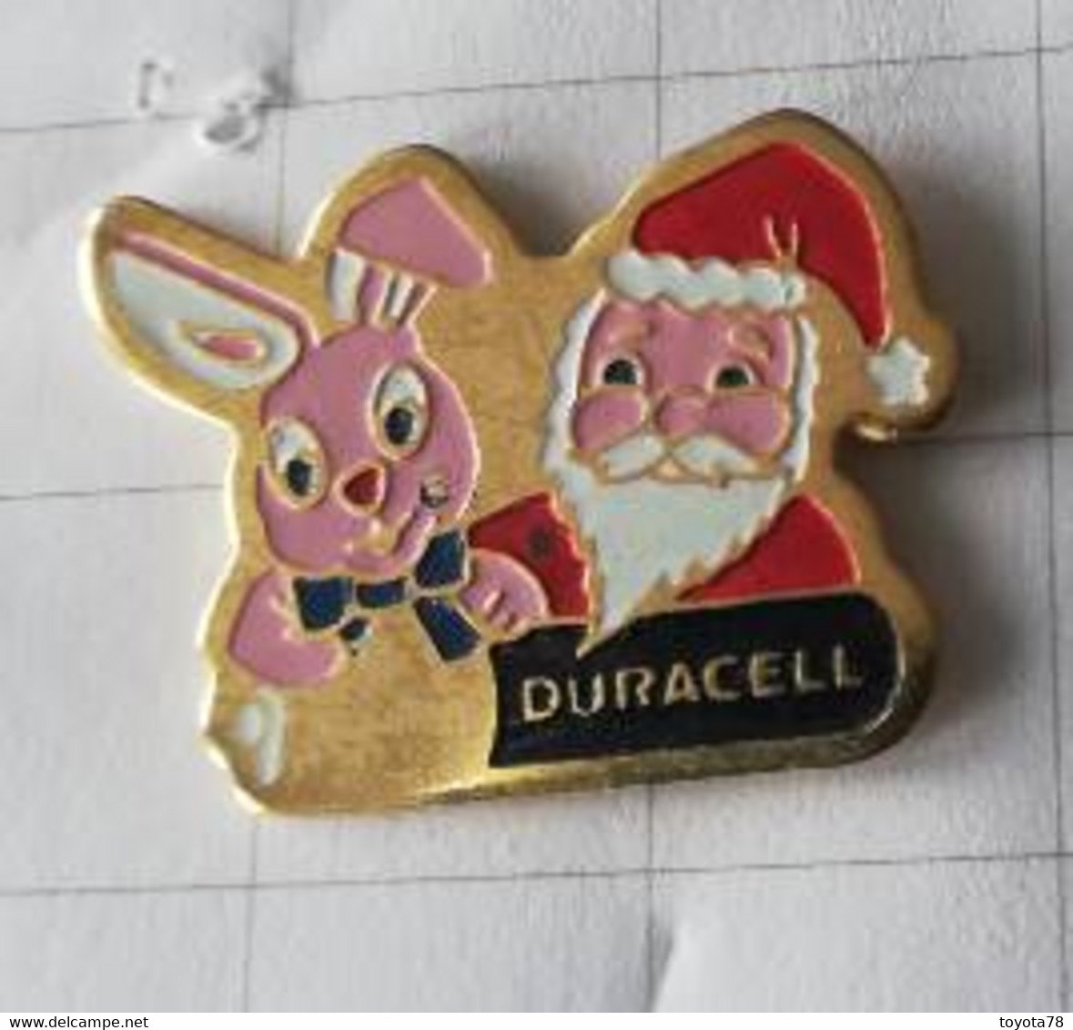 PIN'S - DURACELL  Piles - Lapin Et Père Noël - Trademarks