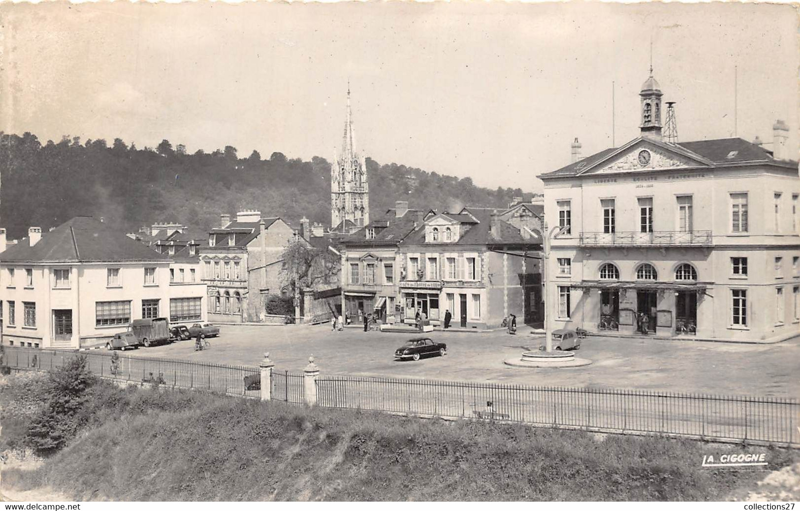 76-LILLEBONNE- LA PLACE DE L'HÔTEL DE VILLE ET LA POSTE - Lillebonne