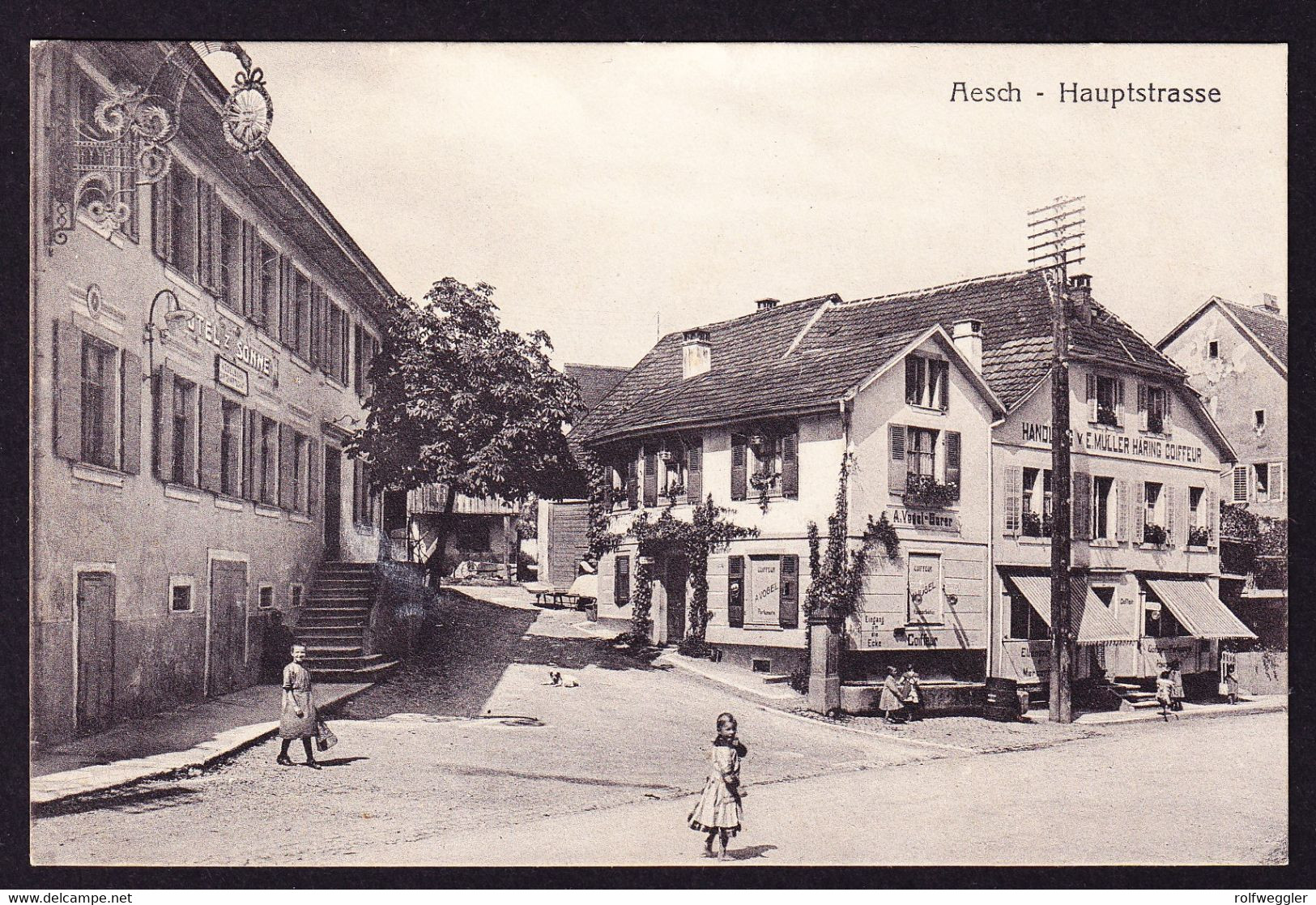 Um 1915 Aus Dem Feld Geschriebene AK: Aesch, Hauptstrasse Mit Hotel Sonne. Coiffeur Geschäft. - Aesch