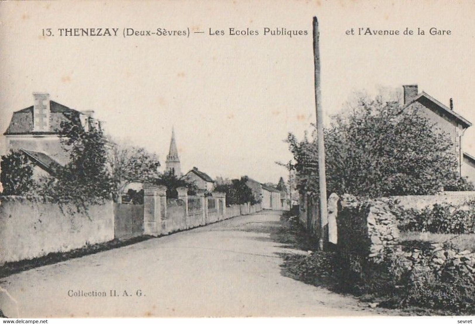 THENEZAY. - Les Ecoles Publiques Et L'Avenue De La Gare - Thenezay