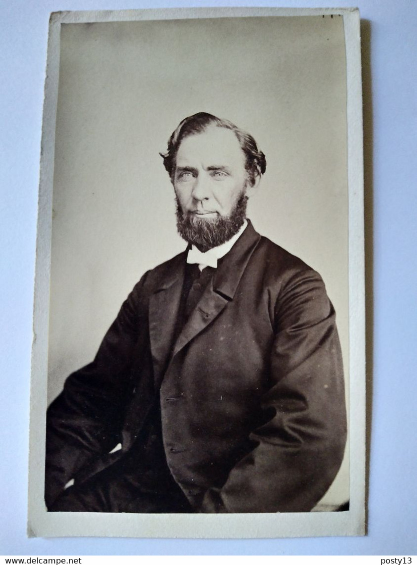 Photographie CDV USA - Homme Assis - Collier De Barbe - Dos Muet - Circa 1865  TBE - Alte (vor 1900)