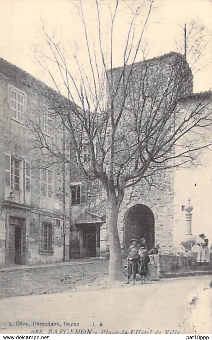 83 - BARGEMON : Place De L'Hotel De Ville ( Animation Fontaine ) - CPA Village ( 1.430 H ) Var - Bargemon