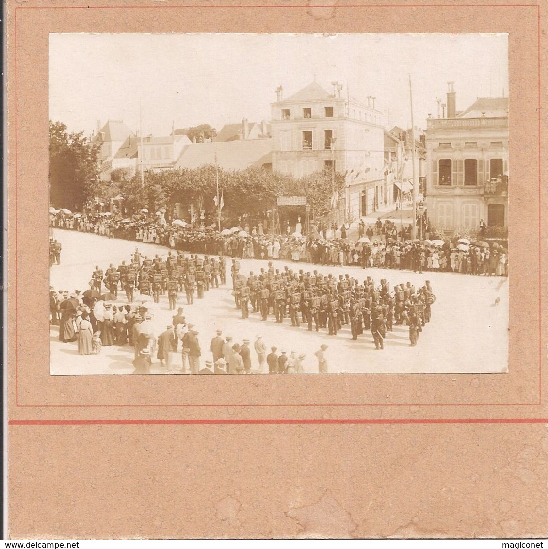 Photo 8x11 Collée Sur Carton - Auxerre - Revue Du 14 Juillet 1904 - Le Défilé - Guerra, Militari