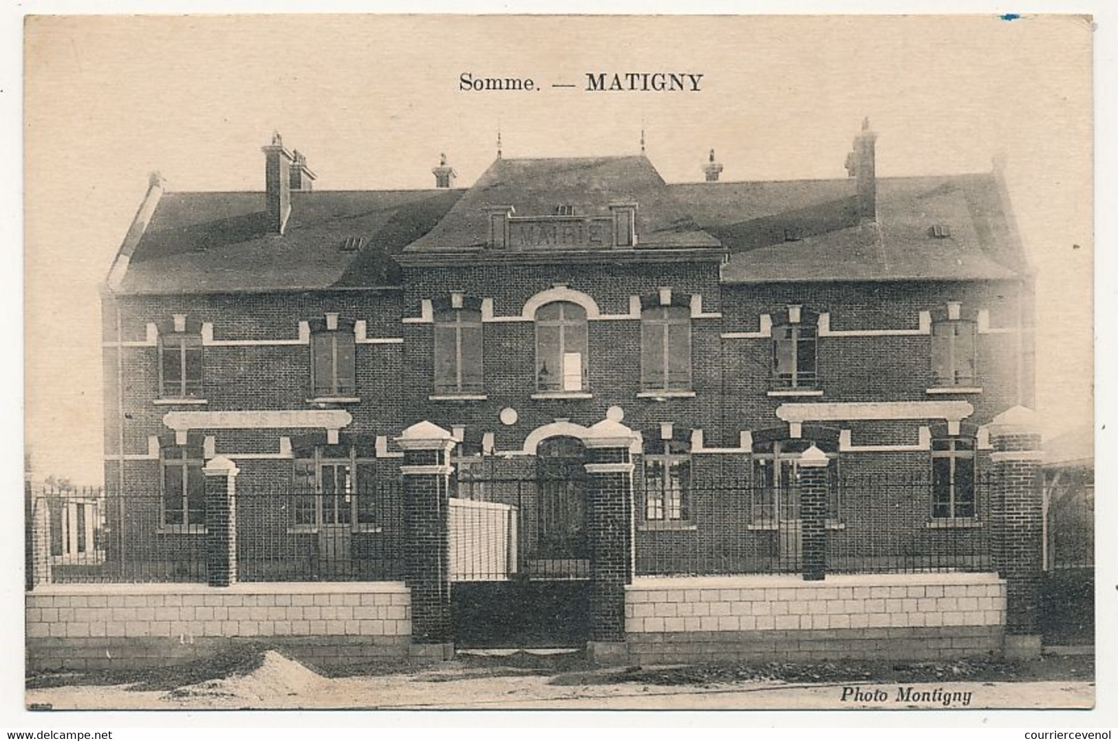 CPA - MATIGNY (Somme) - (Non Légendée) - Ecole De Filles Et De Garçons - Other & Unclassified