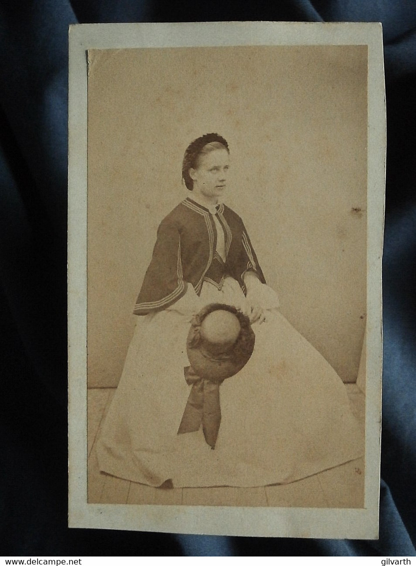 Photo CDV Anonyme  Belle Jeune Fille élégante, Assise  Coiffe, Chapeau  Sec. Empire  CA 1860 - L557C - Old (before 1900)