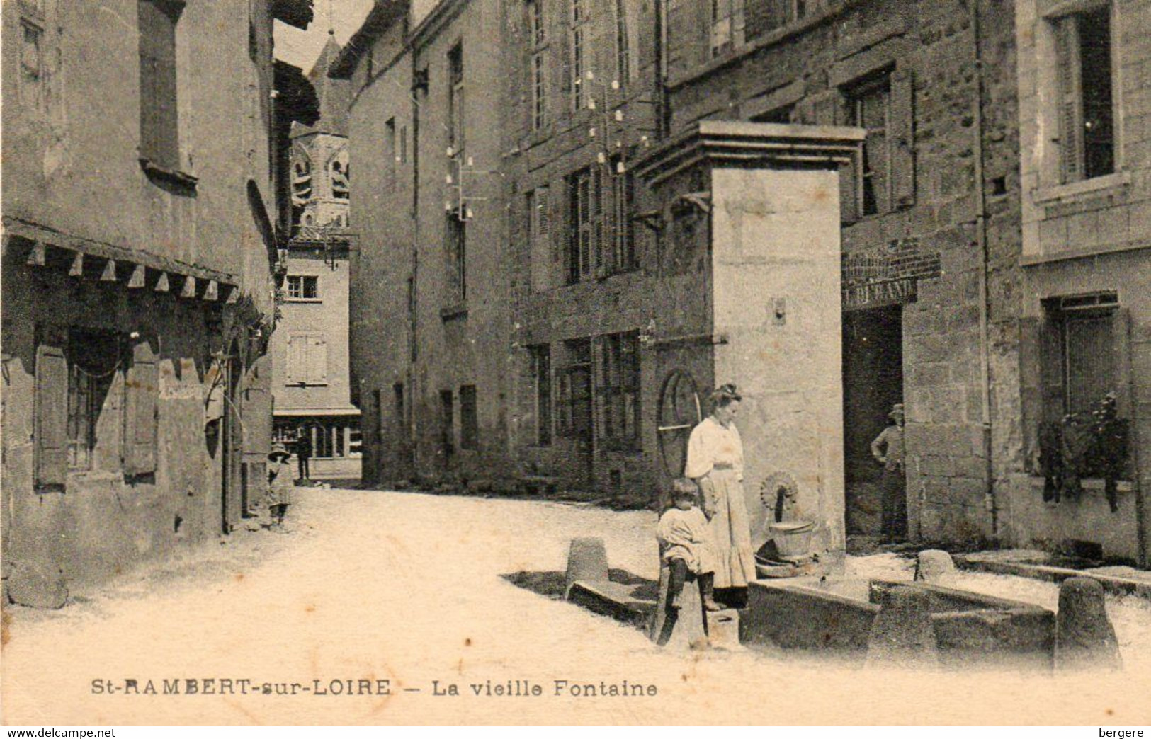 42. CPA. SAINT RAMBERT SUR LOIRE - La Vieille Fontaine - Femme Et Son Seau - Commerce Durand - - Saint Just Saint Rambert