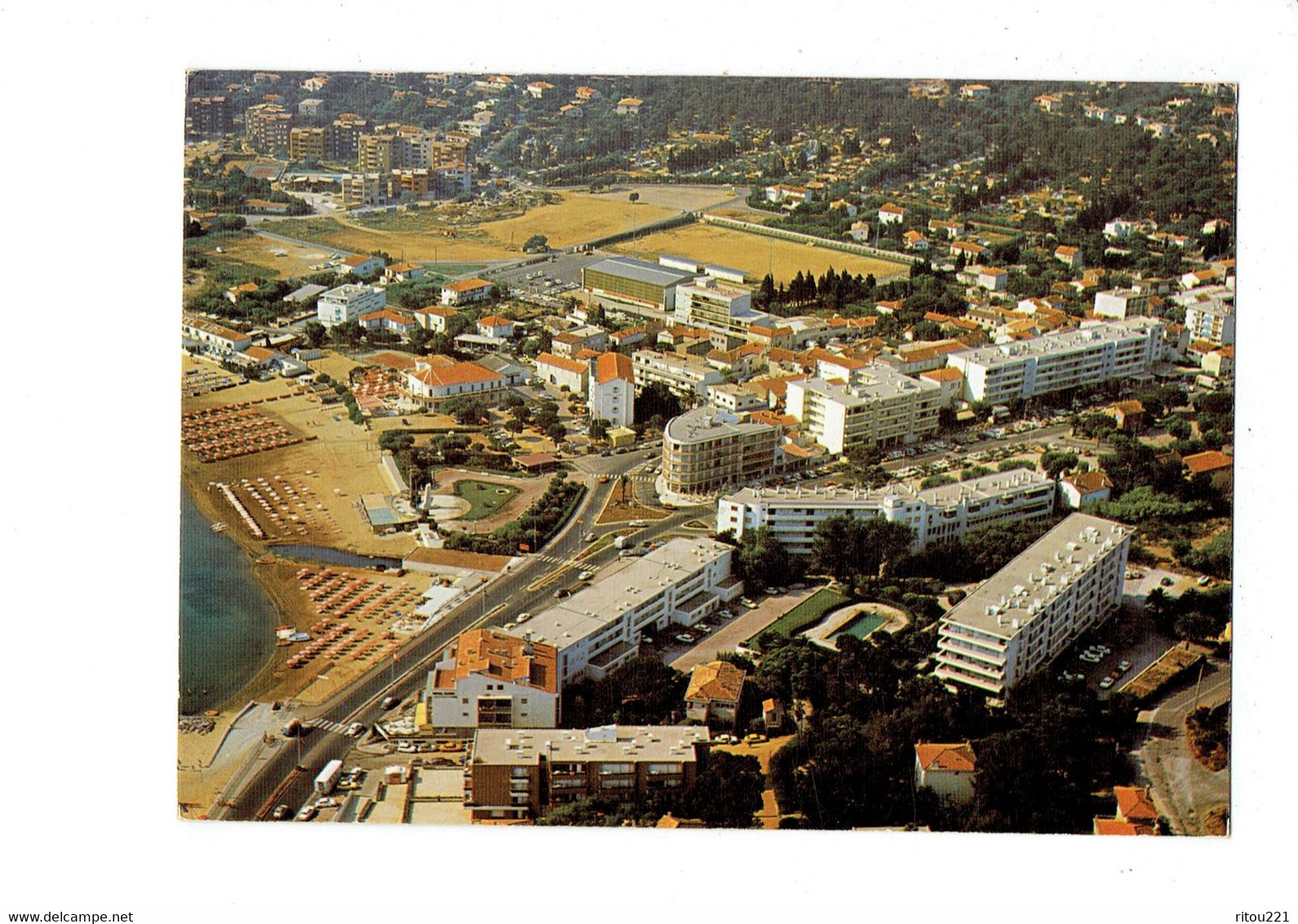 Cpm - 83 - Cavalaire-sur-Mer - Gros Plan Sur Le Centre Ville - Aris 8374 - 1982 - Stade Football - Cavalaire-sur-Mer