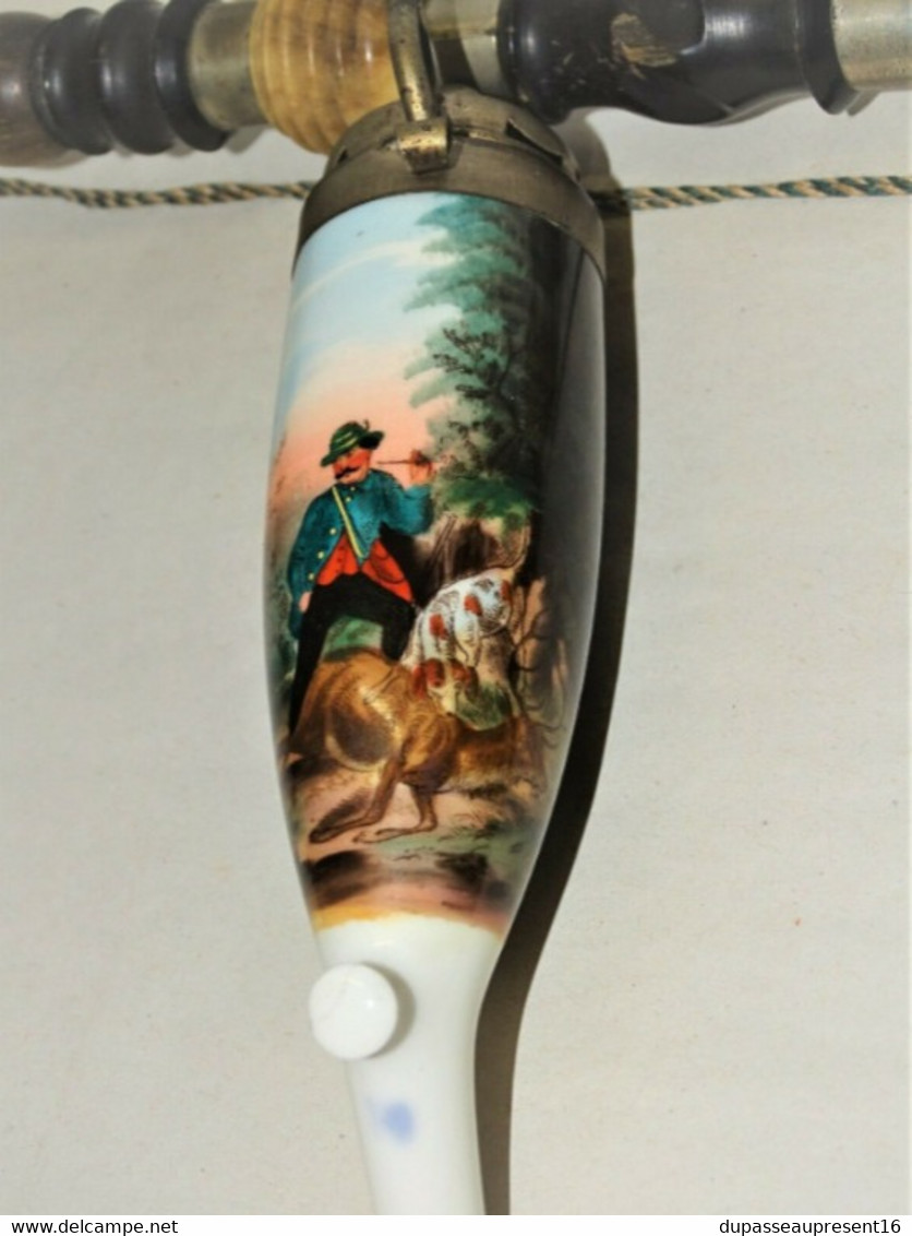 BELLE GRANDE PIPE De RESERVISTE ALLEMANDE FOYER PORCELAINE à Décor De CHASSEUR Collection Déco Vitrine - Pijpen In Klei En Porselein