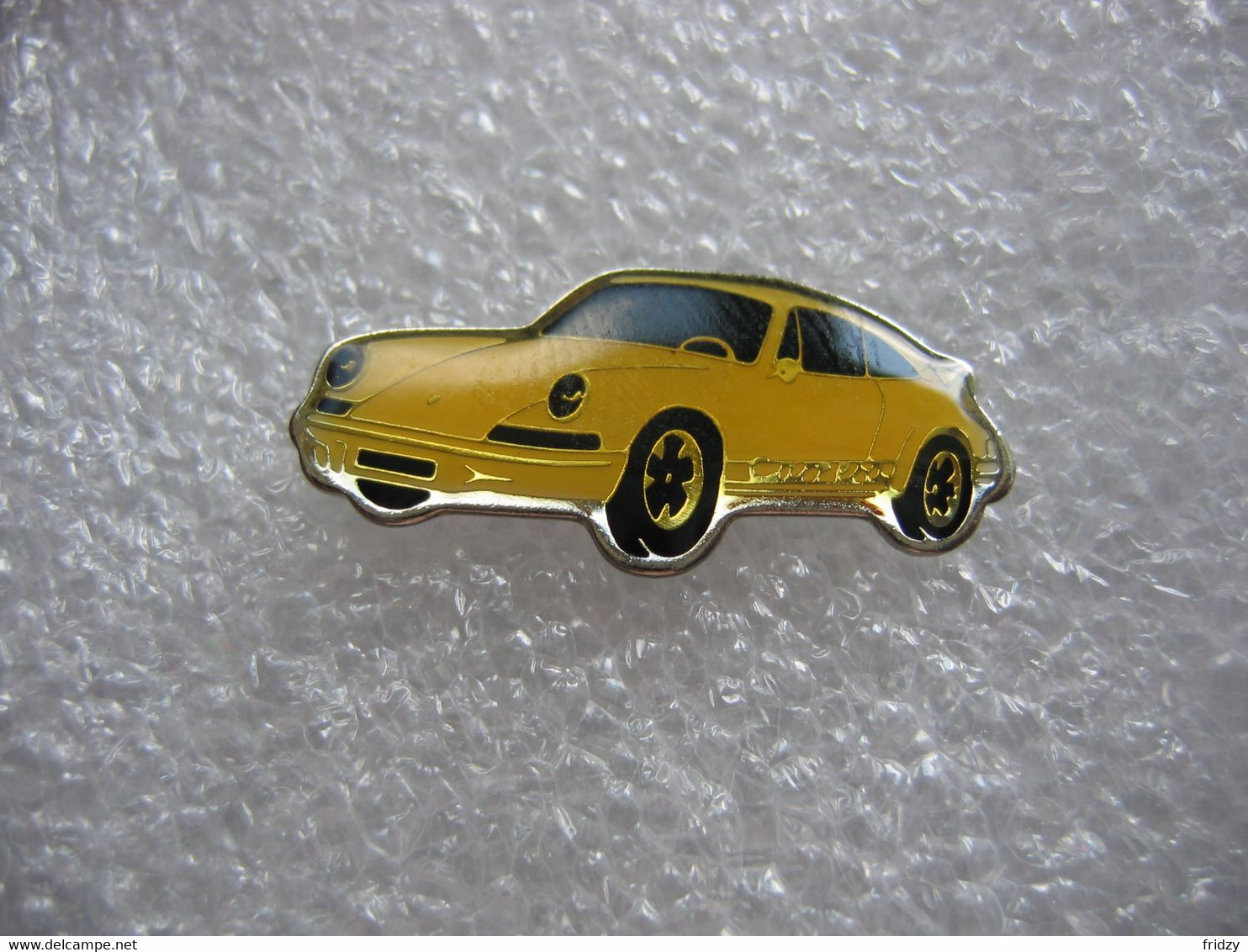 Pin's Porsche CARERA De Couleur Jaune - Porsche