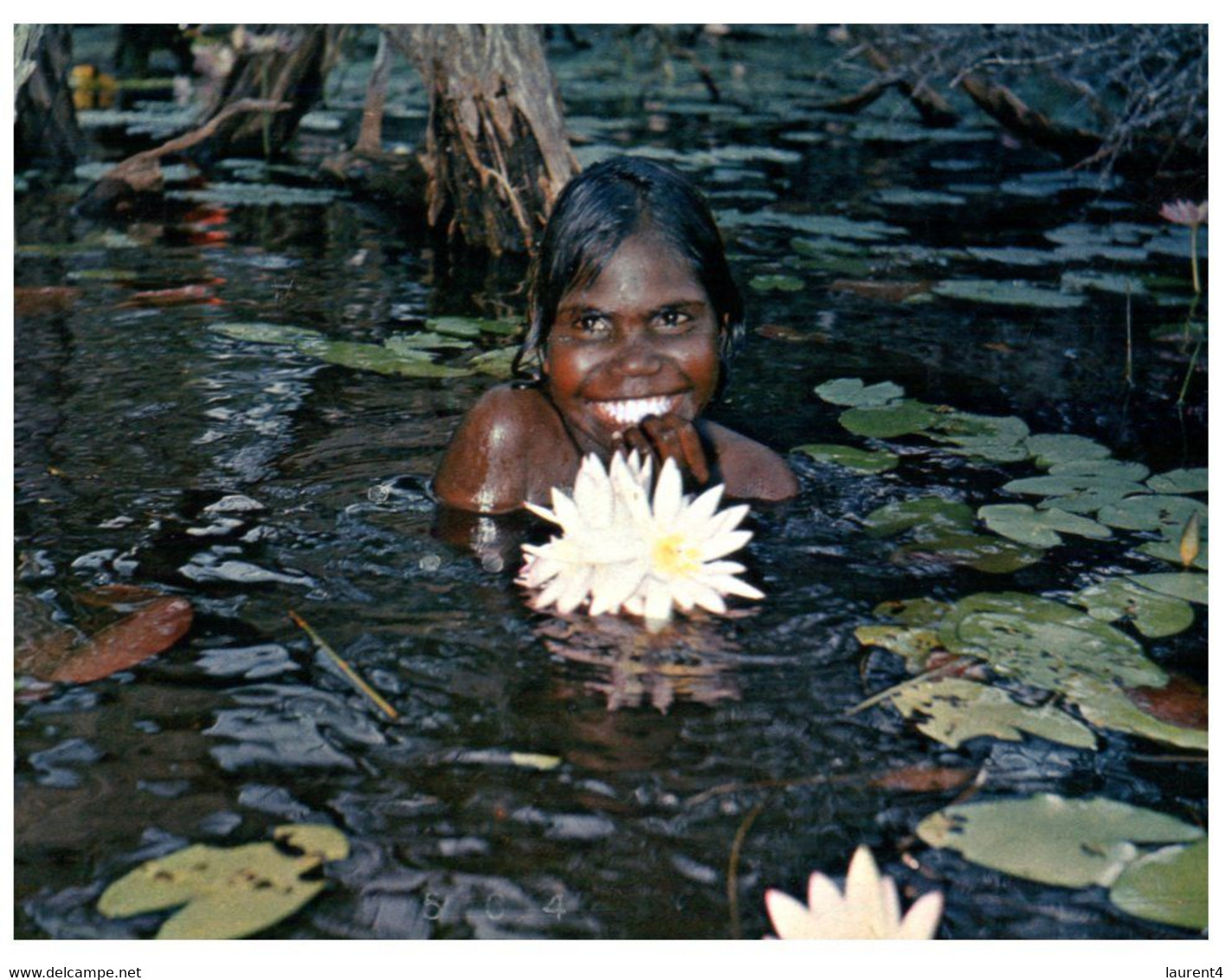 (TT 31) Australia - NT - Aboriginal Girl In Water With Lily Flower (with Stamp) Posted To FRANCE 1972 - Aborigines