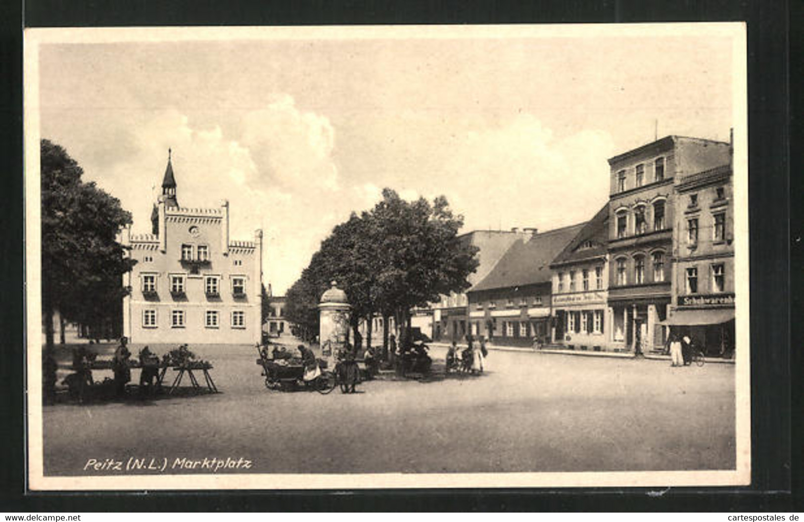 AK Peitz /N.-L., Marktplatz Mit Geschäften Und Litfasssäule - Peitz