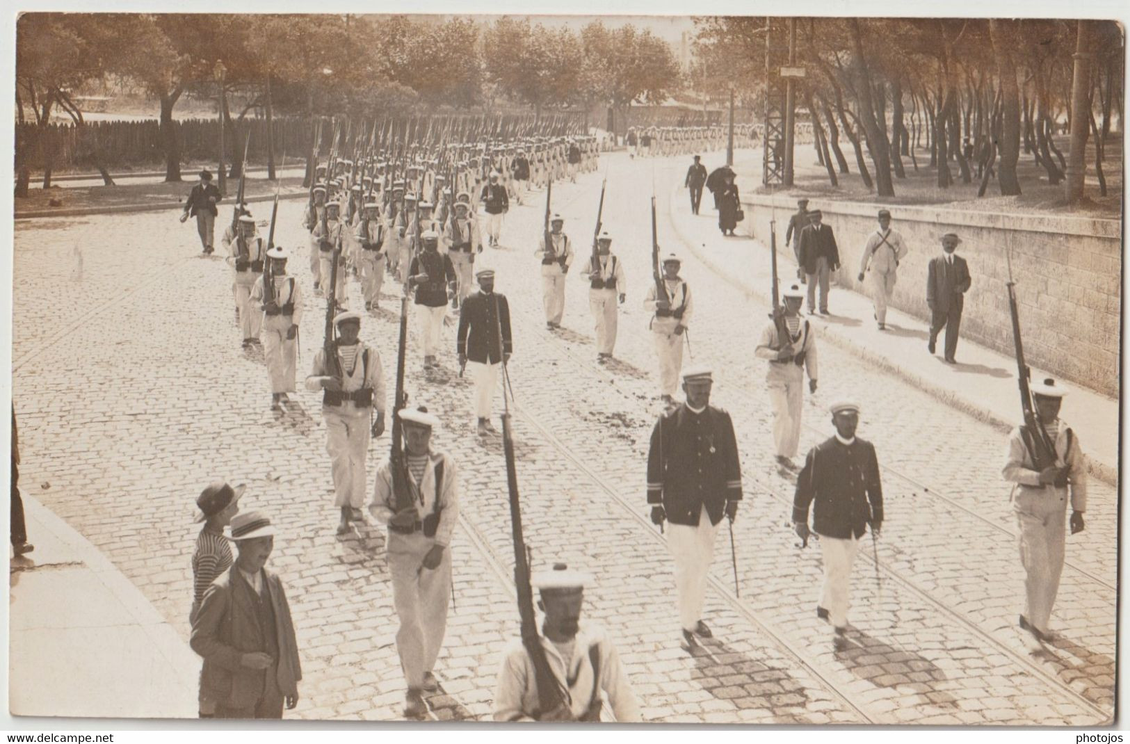 Carte Photo Superbe Défilé Des Fusiliers Marins 14 Juillet     Paris ? Toulon ? Lorient ? A Localiser - Guerre, Militaire