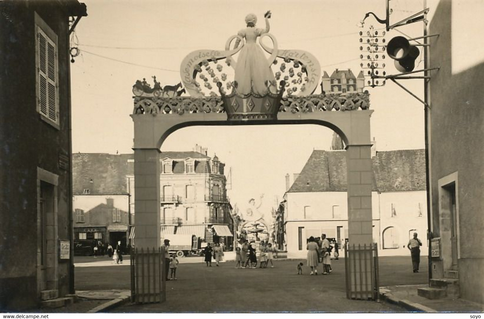 Fete Comice Agriculture Henrichemont Cher Mademoiselle Hortensia  Arc Triomphe Face à Place - Manifestations