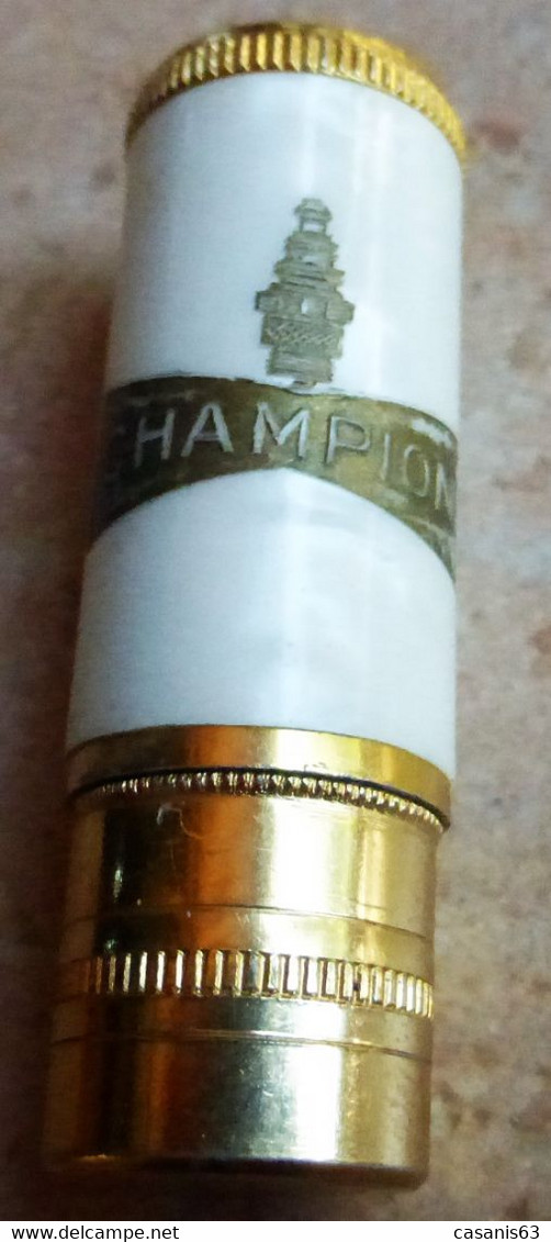 Ancien Briquet Bougie CHAMPION  à Essence - Other & Unclassified