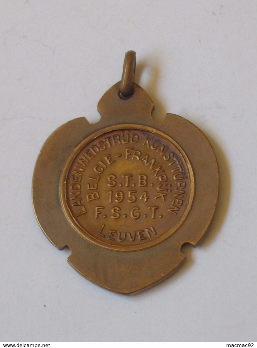 Médaille FSGT -Landenwedstr'jd Kunstturen Leuven - BELGIE - FRANKRIJK S.T.B 1954   **** EN ACHAT IMMEDIAT **** - Gymnastique