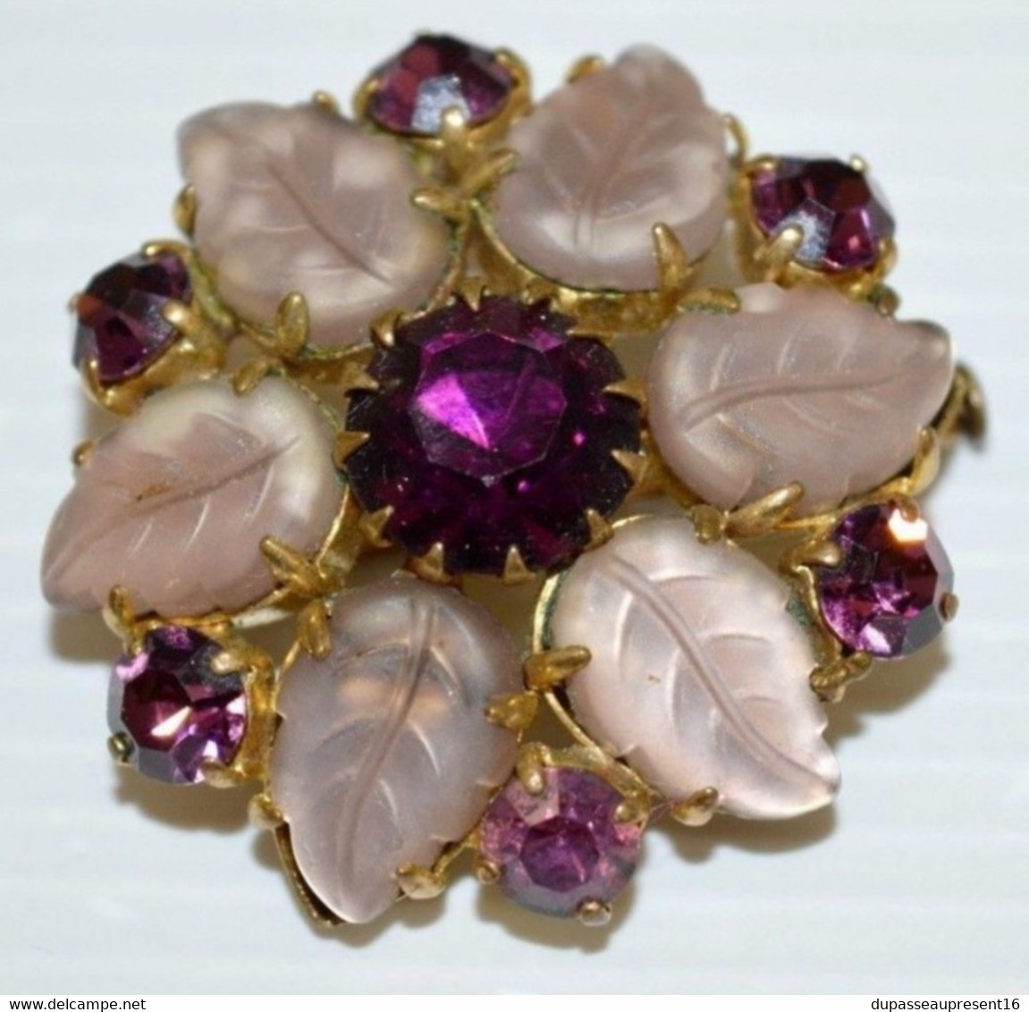 BROCHE FANTAISIE RONDE PIERRES TAILLEES CRISTAL / VERRE FEUILLES BIJOU VINTAGE - Broches