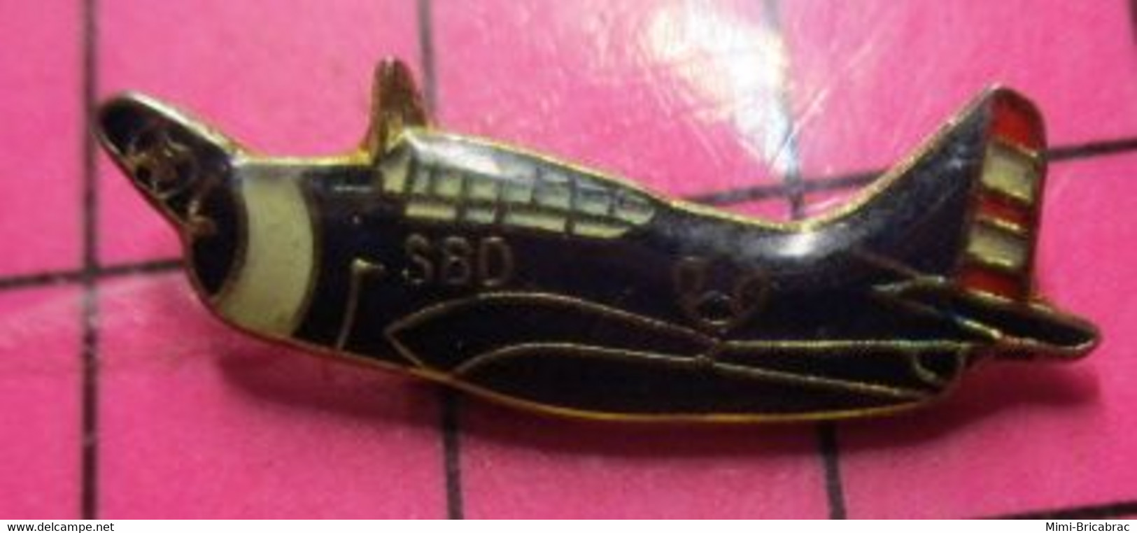 721 Pin's Pins / Beau Et Rare / THEME : AVIATION / US NAVY SBD DEVASTATOR BATAILLE DE LA MER DE CORAIL 1942 - Avions