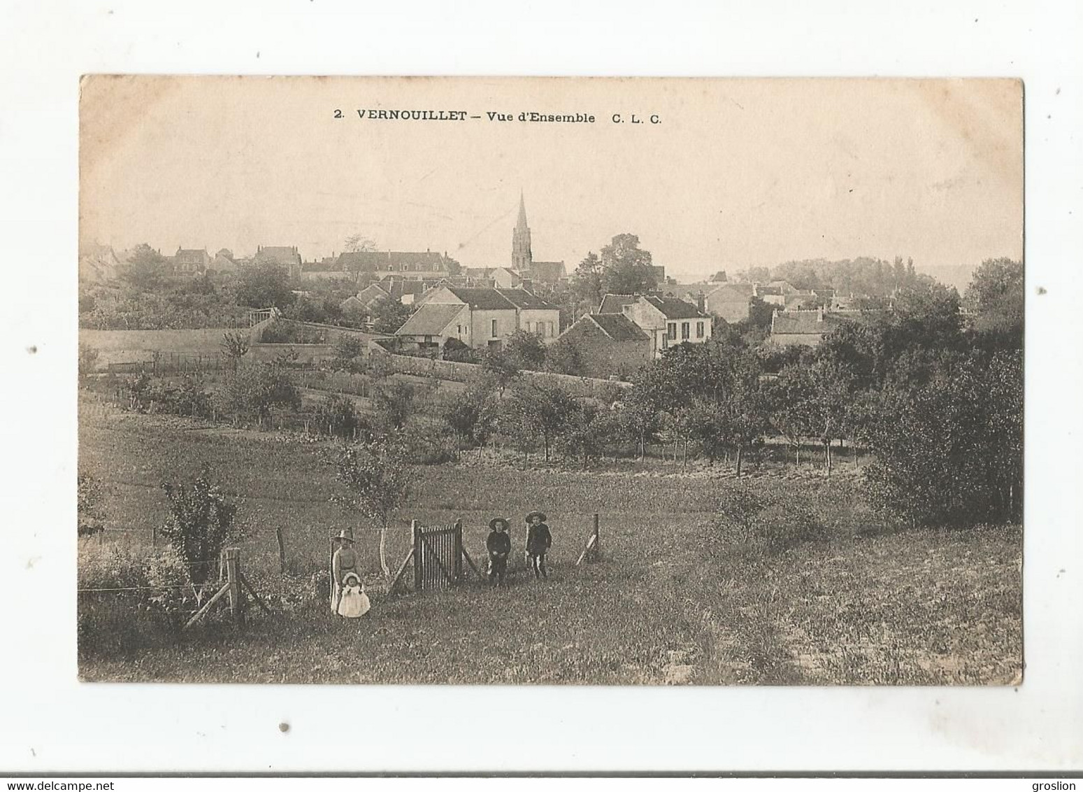 VERNOUILLET 2 VUE D'ENSEMBLKE (EGLISE ET PETITE ANIMATION DANS UN PRE)  1906 - Vernouillet