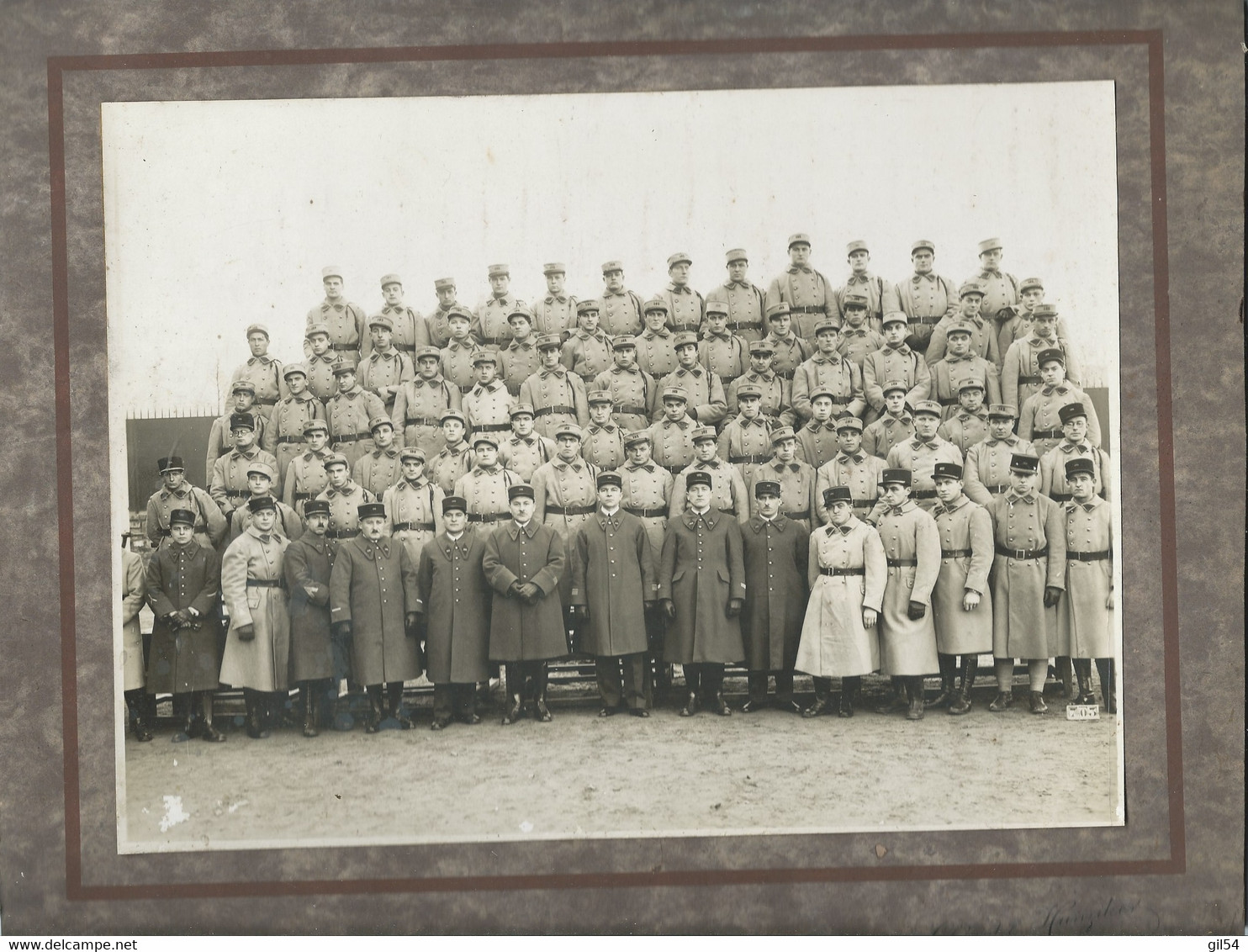 PHOTO TROMBINOSCOPE MILITAIRE ( Vers 1939 )  N° 182 Sur Les Képis  - Format 23 Cm X 17 Cm - Fau 98 - Guerre, Militaire