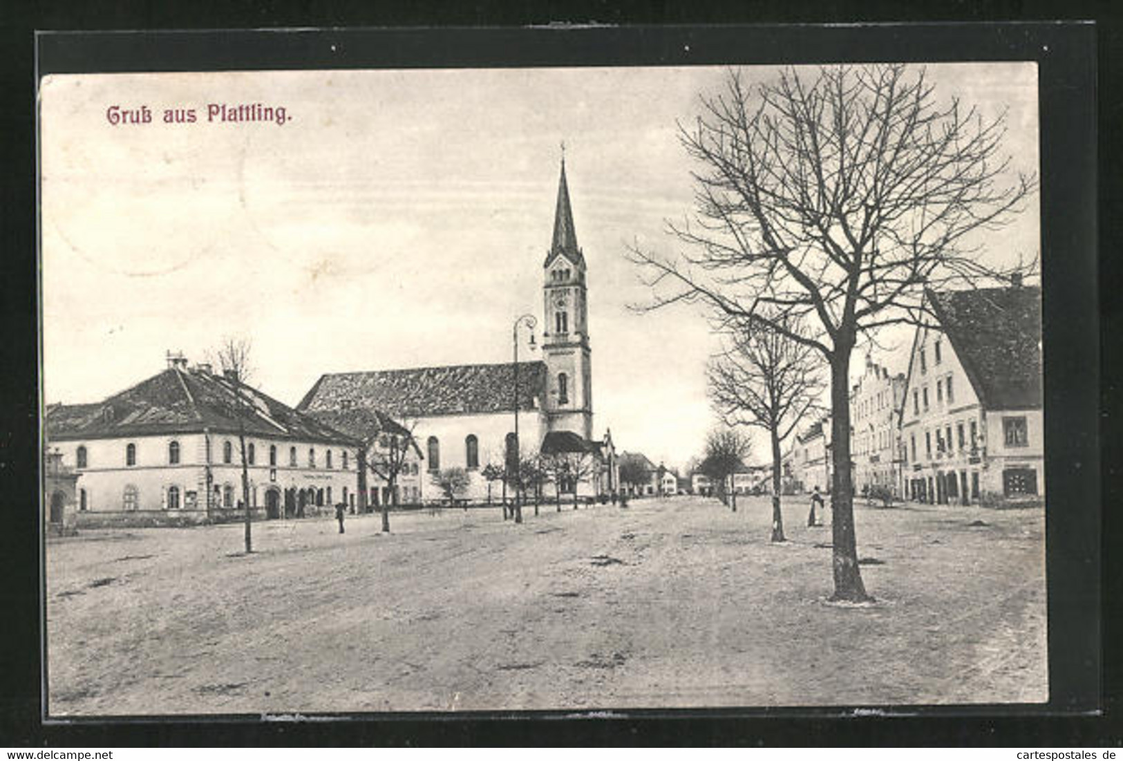 AK Plattling, Strassenpartie Im Zentrum Mit Kirche - Plattling