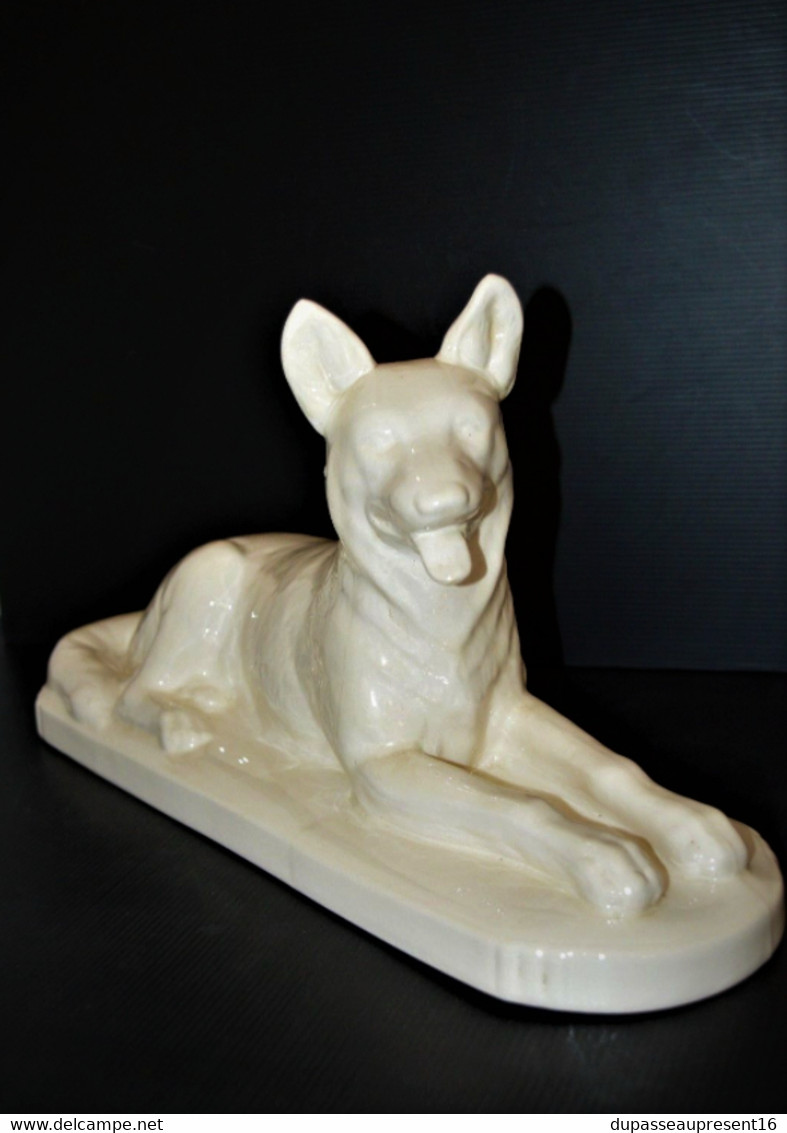 STATUE CHIEN LOUP CERAMIQUE ART DECO DIGOIN & SARREGUEMINES N°5546 Collection Déco Vitrine - Digoin (FRA)