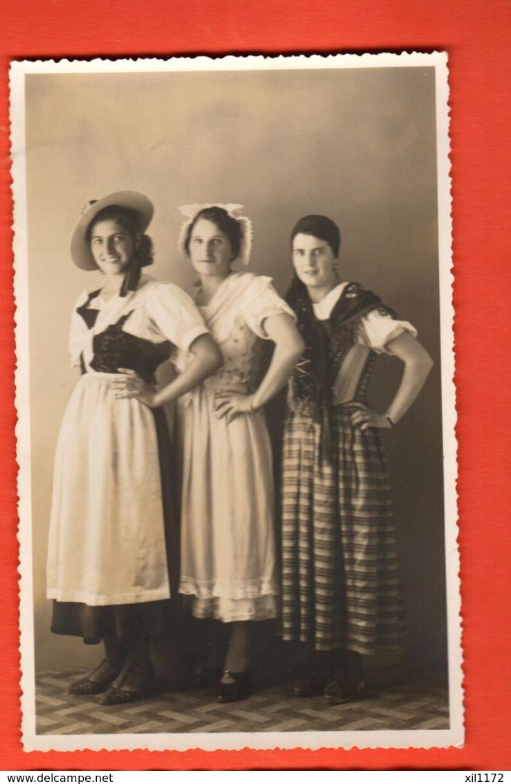 KAC-24a Carte-Photo Trois Jeunes Femmes En Costume à Corcelles-Cormondrèche. Photo Fr. Cadek Neuchâtel Non Circulé - Corcelles