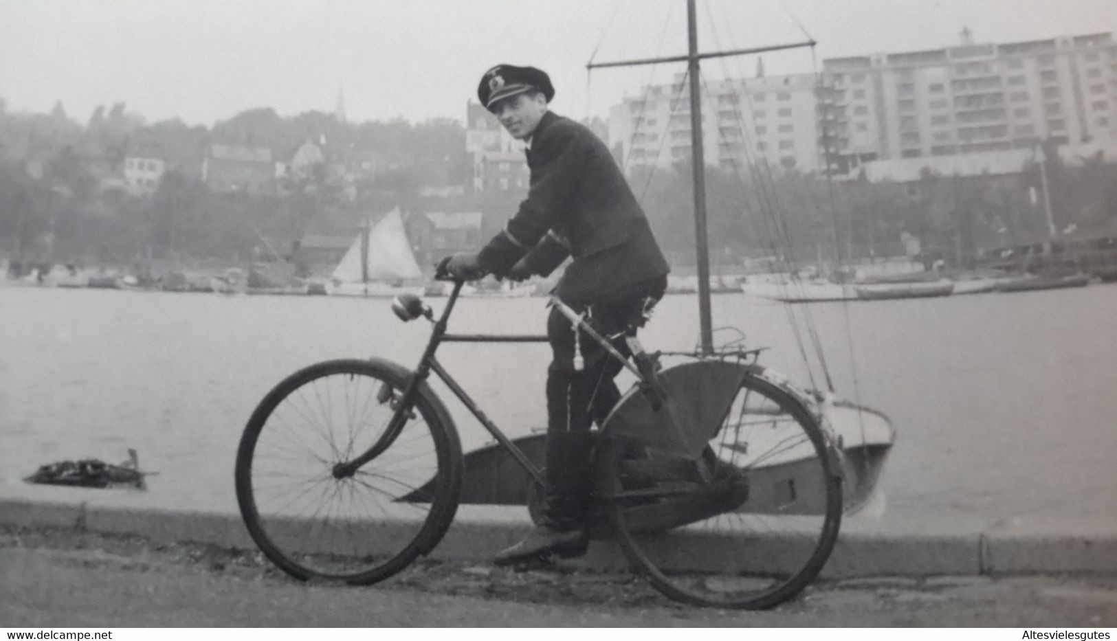 Foto  Marineoffizier Auf Fahrrad Uniformen Marinedolch Dolch Kriegsmarine Marine Militär 2 WK - 1939-45