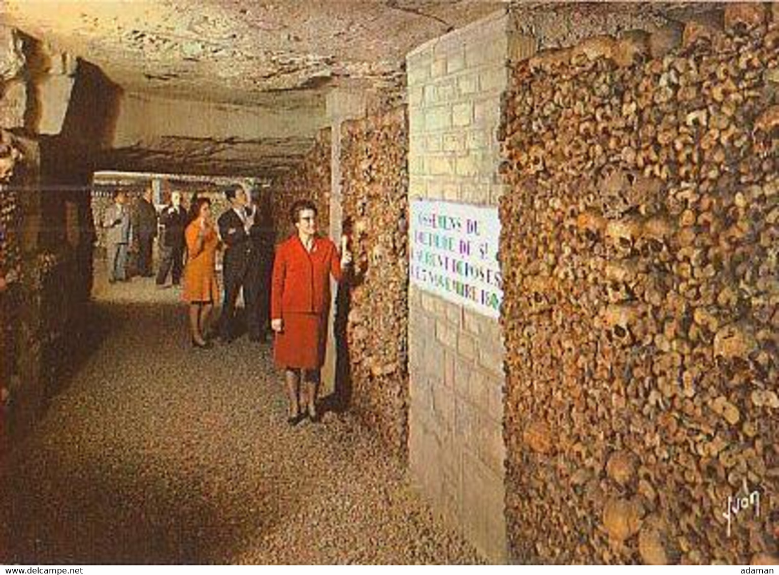 PARIS        H962      Les Catacombes De Paris.Une Dalerie Dans L'ossuaire - Autres & Non Classés