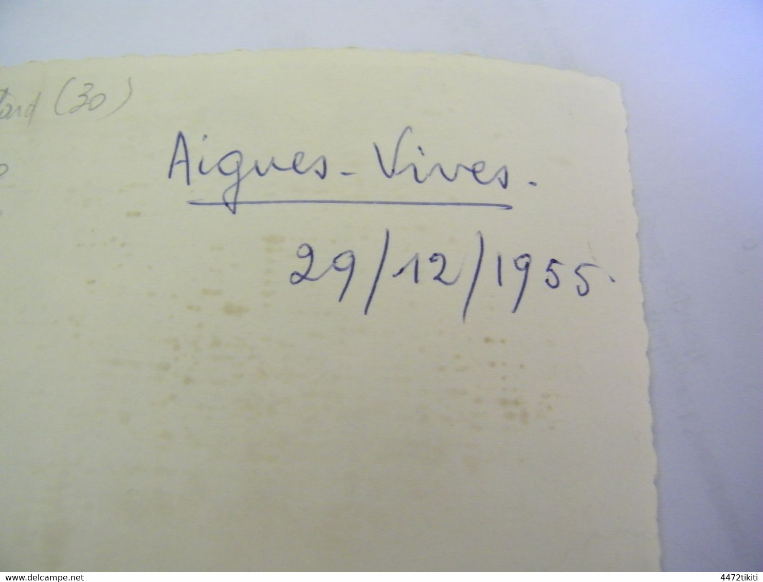 ATTENTION PHOTO ORIGINALE - Aigues Vives (30)  Groupe D'Enfants Assis Sur Un Muret - 1955 - SUP  (FG 68) - Aigues-Vives