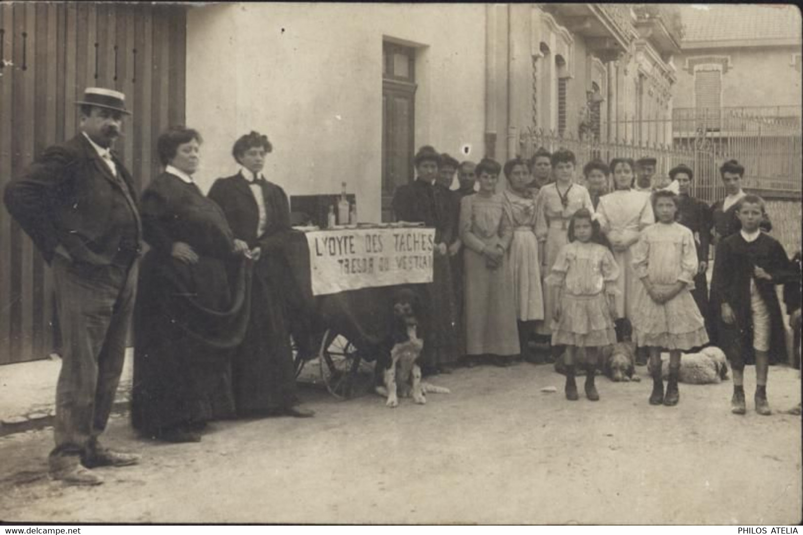 CPA CP CARTE PHOTO MARCHAND AMBULANT LYOTE DES TACHES TRESOR DU VESTIAIRE CP Publicitaire - Marchands Ambulants