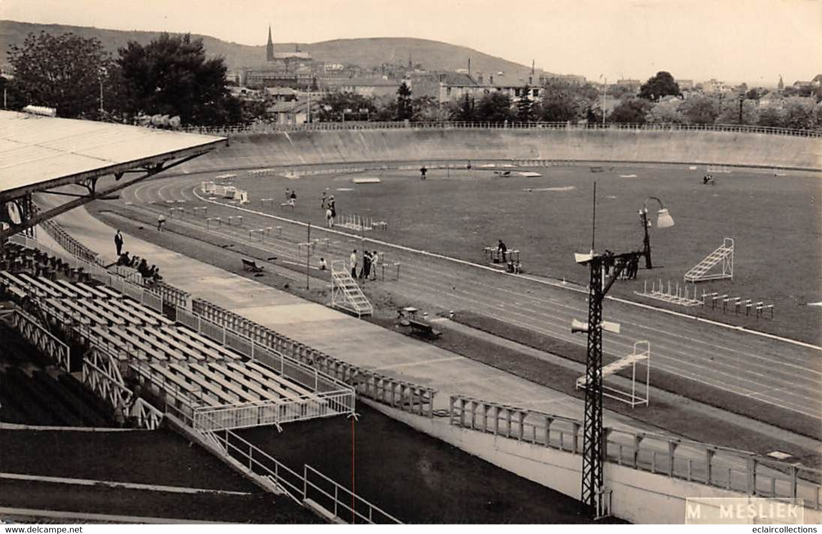 Thème:  Sport:   Un Stade A Localiser    Cliché Mesliek  (voir Scan) - Fussball