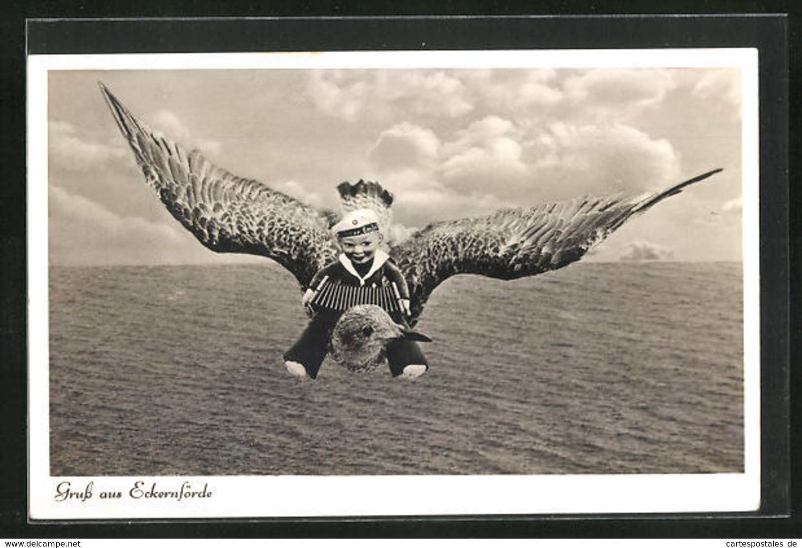 AK Eckernförde, Matrosenpuppe Fliegt Auf Einer Möwe über Das Meer, Fotomontage - Eckernfoerde