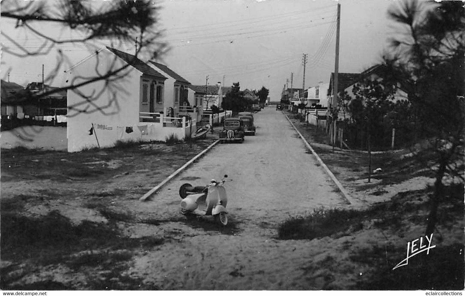 Thème:   Motocyclette  Scooter :   Un Scooter Dans Une Rue De Notre Dame De Mont. Vendée          (voir Scan) - Other & Unclassified